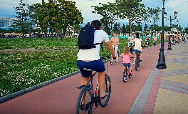Семья на велосипедах